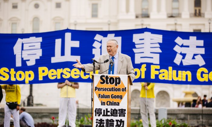 El representante de la Cámara Dana Rohrabacher, un republicano de California, se dirige a una concentración en Washington el 20 de junio de 2018 de 5000 practicantes de Falun Gong y pide el fin de la persecución que sufren sus seguidores en China. (Edward Dai / La Gran Época)
