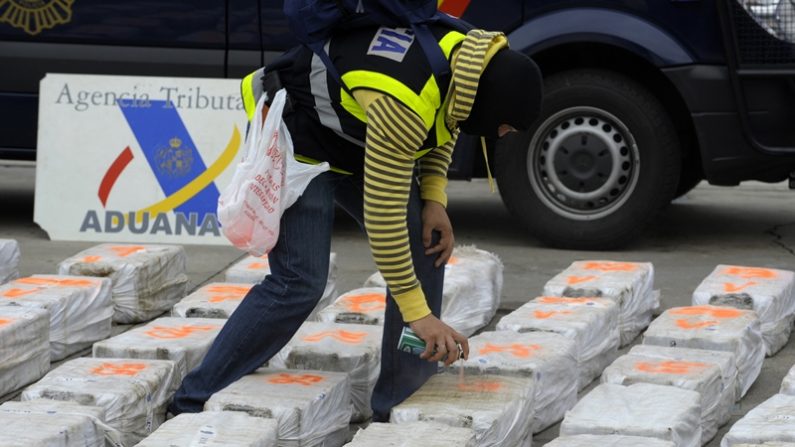 En una foto de archivo, un policía español marca con pintura los paquetes de cocaína incautados en el buque "Riptide" en el puerto de Vigo en el noroeste de España, el 13 de junio de 2013. (Miguel Riopa/AFP/Getty Images)