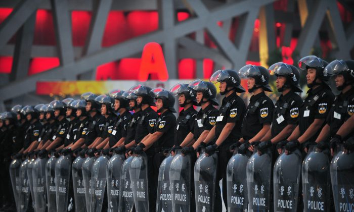 Miembros de un comando anti-motines se alinean en las afueras del estadio olímpico de Pekín durante un ensayo de seguridad el 23 de julio de 2008. (Frederic J. Brown/AFP/Getty Images)
