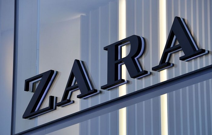 El logotipo de la cadena española de tiendas de ropa Zara se exhibe en la fachada de una tienda. Imagen de Febrero 8, 2018.  / AFP PHOTO / Emmanuel DUNAND        (Photo credit should read EMMANUEL DUNAND/AFP/Getty Images)