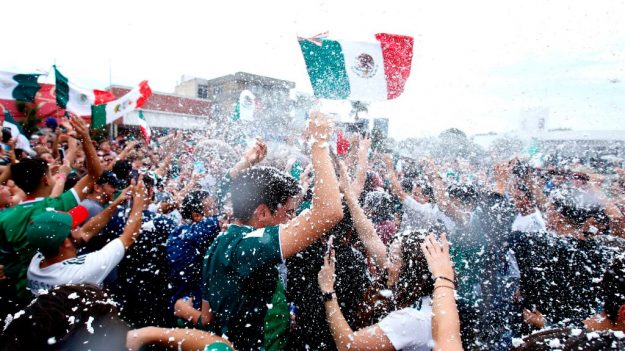 Imperdible: cada vez que ven a un coreano los mexicanos siguen celebrando su pase a octavos
