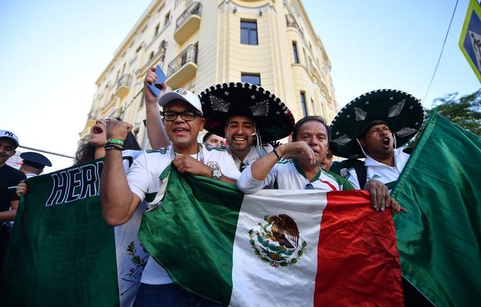 El riesgo de vestir ropa con diseños de la bandera y el escudo de México.  (Photo by Hector Vivas/Getty Images)