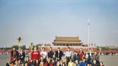36 occidentales se reúnen en la Plaza Tiananmen para foto grupal: en 20 segundos llega la policía