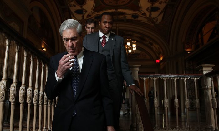 Asesor especial Robert Mueller (L) llega al Capitolio de los Estados Unidos para una reunión privada con miembros del Comité Judicial del Senado en Washington, D.C., el 21 de junio de 2017. (Alex Wong / Getty Images)