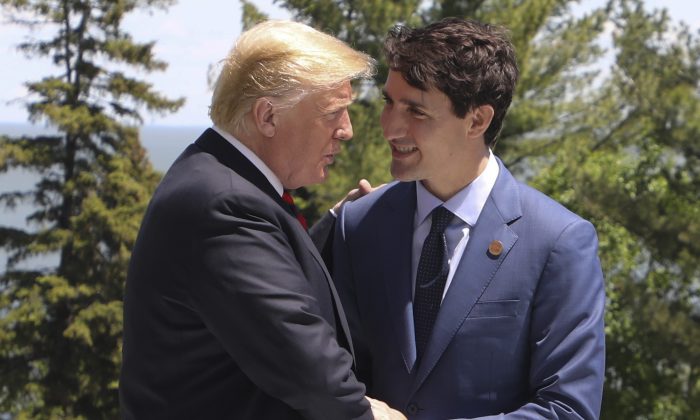 El presidente Donald Trump es recibido por el primer ministro canadiense Justin Trudeau durante la cumbre del G7 en La Malbaie, Quebec, Canadá, el 8 de junio de 2018. (LUDOVIC MARIN / AFP / Getty Images)