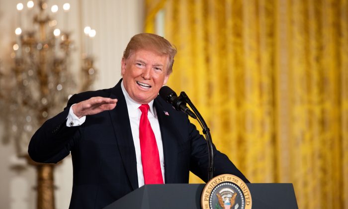 El presidente Donald Trump se reúne con el Consejo Nacional del Espacio en la Sala Este de la Casa Blanca el 18 de junio de 2018. (Samira Bouaou / La Gran Época)