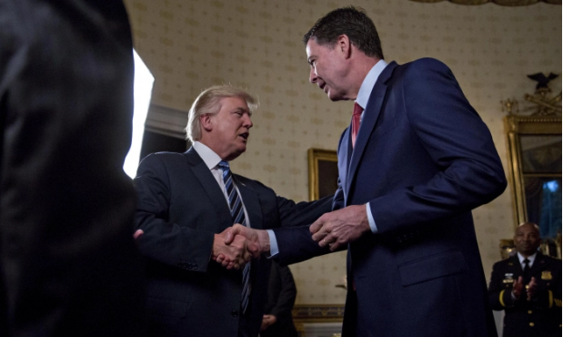 El presidente Donald Trump estrecha la mano de James Comey, director del Buró Federal de Investigaciones (FBI) en el Salón Azul de la Casa Blanca en Washington el 22 de enero de 2017. (Andrew Harrer-Pool / Getty Images)