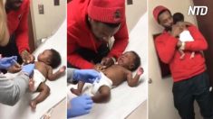 Este papá consuela a su bebé a punto de ser vacunado, ¡pero casi llora junto a él!