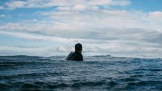 Este adolescente es llevado al mar por la corriente y nada 10 horas hasta llegar a tierra firme