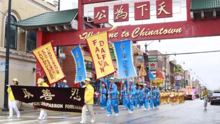 Desfile de practicantes de Falun Dafa ilumina el Barrio Chino de Chicago