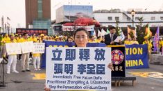 Una practicante de Falun Dafa intenta rescatar a su padre que está detenido en China por su fe