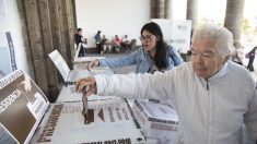 Miles de mesas electorales abren con retrasos de más de una hora en México