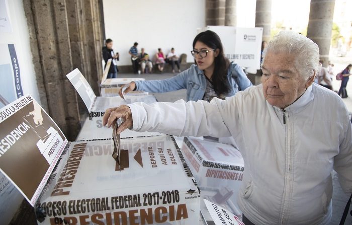 Miles de mesas electorales abren con retrasos de más de una hora en México
Cientos de de mexicanos emiten su voto durante los comicios de hoy, domingo 1 de julio de 2018, en Guadalajara (México). Los 89 millones de mexicanos que están en el censo electoral elegirán con su voto a 3.400 cargos públicos, entre ellos el de presidente del país, 128 senadores, 500 diputados, ocho gobernadores y el jefe de Gobierno de la Ciudad de México. EFE