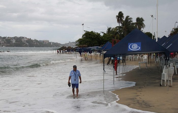 Una nueva tormenta tropical, denominada Fabio, se formó en las últimas horas en el Océano Pacífico y favorece entrada de humedad hacia el occidente y sur de México, informó hoy el Servicio Meteorológico Nacional (SMN), y pronosticó que el meteoro se convertirá en huracán mañana temprano. EFE/Archivo