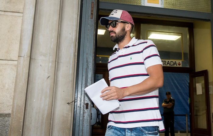 La Policía insiste: Guerrero dijo que quería renovar el pasaporte por pérdida
Antonio Manuel Guerrero, el guardia civil miembro de "La Manada", a la salida del juzgado de guardia de Sevilla. EFE