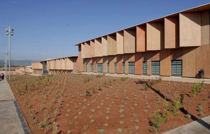 Exterior de la nueva prisión de Lledoners con una capacidad máxima para 750 reclusos, que ha supuesto una inversión de más de 100 millones de euros, y que hoy ha inaugurado el presidente de la Generalitat, José Montilla. EFE/Joan Esteve Guillaumet