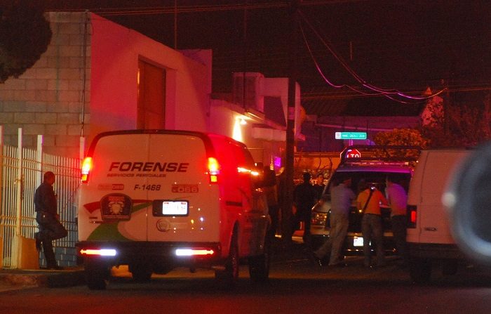 Asesinan a seis personas en casa de venta de droga del noroeste de México.
Seis personas fueron asesinadas en una casa en la que presuntamente se vendía droga, en un municipio contiguo a la ciudad de Chihuahua, capital del estado del mismo nombre (noroeste de México), informó hoy la Fiscalía General de la entidad. EFE/STR