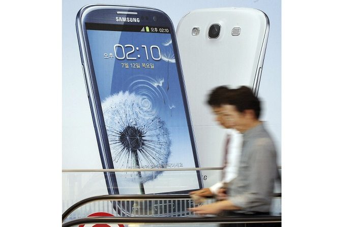 Samsung estudia quejas de que sus móviles han mandado fotos sin permiso
El grupo coreano Samsung ha estudiado las quejas de los últimos días por parte de usuarios en EE.UU. de que sus móviles supuestamente han enviado sin permiso fotografías a los contactos guardados en los teléfonos, informó hoy a Efe un portavoz de la compañía. EFE/Yonhap