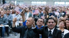 Cientos de inmigrantes se convierten en ciudadanos de EE.UU. este 4 de julio