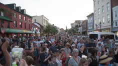 Personal del diario EEUU que sufrió tiroteo marchan en el desfile del 4 de julio