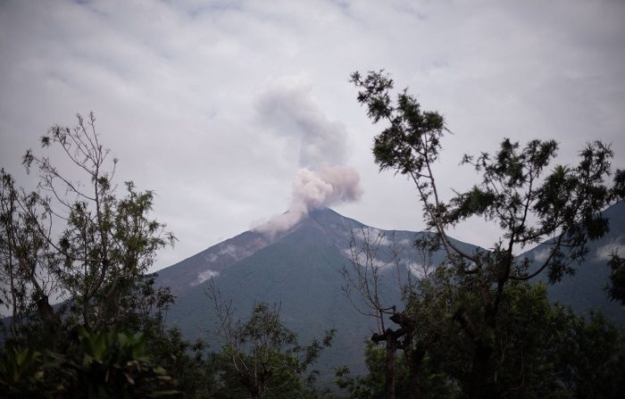 Vigilan la vibración interna del Volcán de Fuego en Guatemala
La erupción el pasado 3 de junio del Volcán de Fuego, la mayor de los últimos años, ha dejado además de los 113 muertos y los 332 desaparecidos, más de 3.000 albergados y más de 1,7 millones de guatemaltecos damnificados. EFE/Archivo