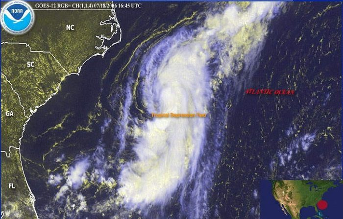 La tercera depresión tropical de la actual temporada de huracanes se formó hoy delante de las costas de Carolina del Norte, en el sureste del país, donde se espera permanezca a lo largo del fin de semana, informó el Centro Nacional de Huracanes (NHC). EFE/NOAA/ARCHIV