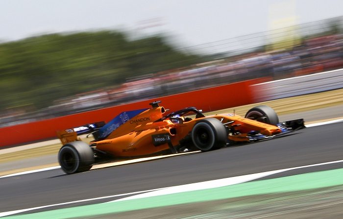 El piloto español de Fórmula Uno Fernando Alonso de McLaren durante la tercera sesión de entrenamientos del Gran Premio de Gran Bretaña en el circuito de Silverstone, en Northamptonshire, Gran Bretaña, el 07 de julio de 2018. El Gran Premio de Fórmula Uno de Gran Bretaña de 2018 tendrá lugar el 08 de julio. EFE