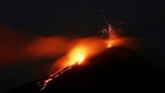 El volcán Pacaya de Guatemala continúa con un flujo de lava de 500 metros