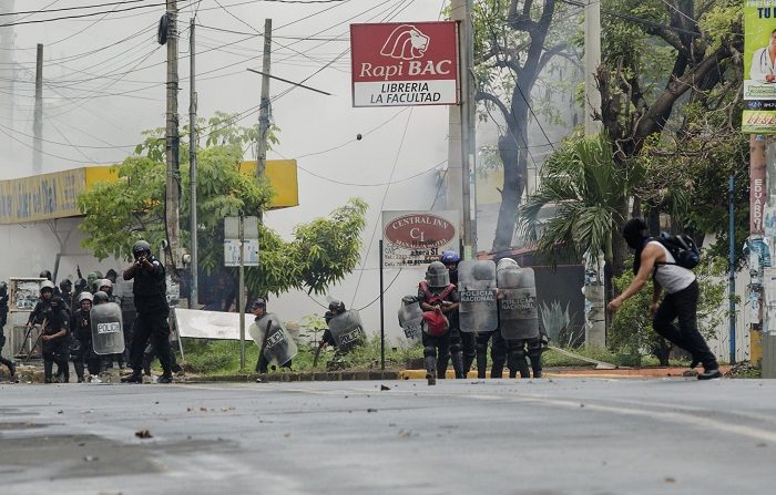 El Gobierno de Nicaragua ataca a la población con lanzacohetes rusos, dice mayor retirado
Hasta ahora las Fuerzas Armadas han mantenido distancia de la crisis sociopolítica, que ha dejado más de 310 muertos desde el 18 de abril pasado en el país, a pesar de los llamados que le han hecho los expertos a desarmar a los paramilitares, conforme lo manda la Constitución de Nicaragua. EFE