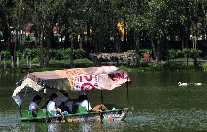 El tiempo libre puede detonar 'enfermedad del ocio" dice psicóloga mexicana
Un grupo de personas navega en un lago de Ciudad de México (México). EFE/Archivo