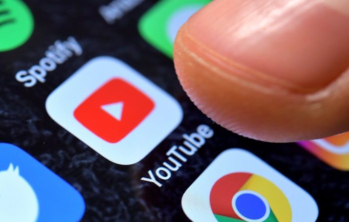 YouTube anunció hoy que invertirá 25 millones de dólares para luchar contra la propagación de noticias falsas, especialmente en coberturas urgentes y de última hora, informó hoy esta plataforma en su blog oficial. EFE/ARCHIVO