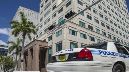 Florida: dice a policía que no bebía al conducir, solo al pararse ante señales tráfico