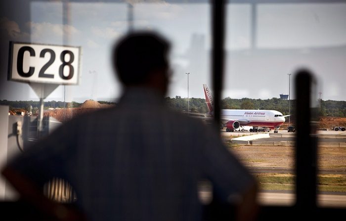Corte reconoce la inmunidad de los empleados de los controles en aeropuertos
Un hombre observa el vuelo N766VA de Vision Airlines que llega al aeropuerto internacional Dulles, a las afueras de Washington D.C. (EE.UU.). EFE/Archivo