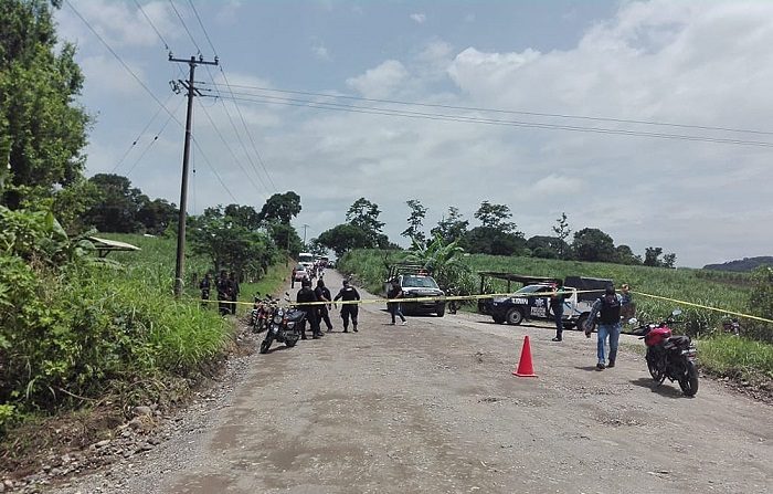 Policías estatales resguardan hoy, miércoles 11 de julio de 2018, la zona donde fue emboscado un grupo de policías en la comunidad de Motzorongo, en el municipio de Tezonapa, Veracruz (México). EFE/STR/MEJOR CALIDAD DISPONIBLE