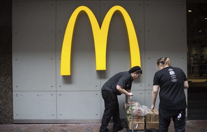 Una enfermedad intestinal vinculada en algunos casos a ensaladas vendidas en restaurantes de McDonald's del Medio Oeste ha provocado vómitos y diarrea a decenas de consumidores, informó hoy el Departamento de Salud Pública de Illinois y la empresa de comida rápida, con sede en Chicago. EFE/ARCHIVO