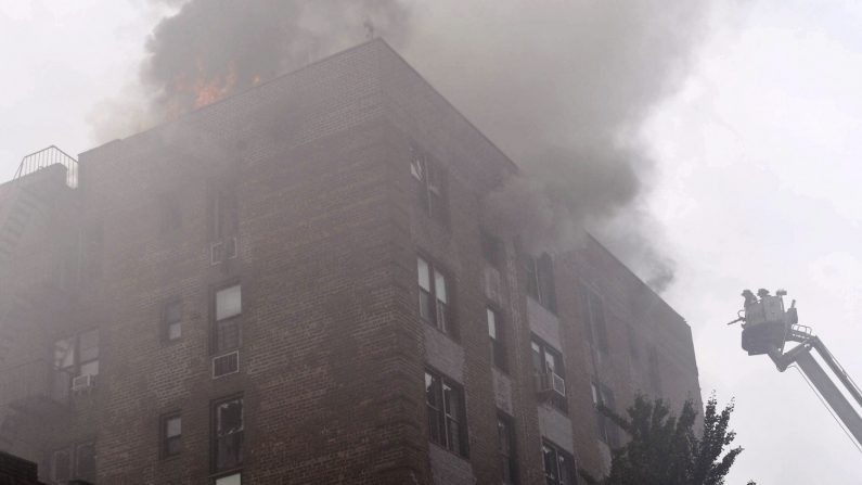 Ya son tres niños los que perdieron la vida y al menos 12 personas más fueron trasladadas a hospitales cercanos a raíz de un incendio que afectó hoy a dos edificios en la localidad de Union City, en Nueva Jersey, informaron las autoridades. EFE/Archivo
