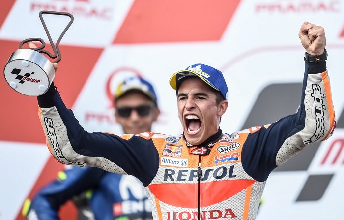 El español Marc Márquez (Repsol Honda RC 213 V) logró una incontestable victoria, la quinta de la temporada, en el Gran Premio de Alemania de MotoGP que se disputó este domingo, en el circuito de Sachsenring, en el que encadenó su novena victoria consecutiva y la sexta en la categoría reina. EFE