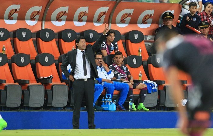 El técnico paraguayo de las Chivas de Guadalajara, José Saturnino Cardozo, afirmó hoy que el equipo es candidato a pelear el título del torneo Apertura 2018 del fútbol mexicano, pese a atravesar una crisis económica que le impidió contratar refuerzos de renombre. EFE/Archivo