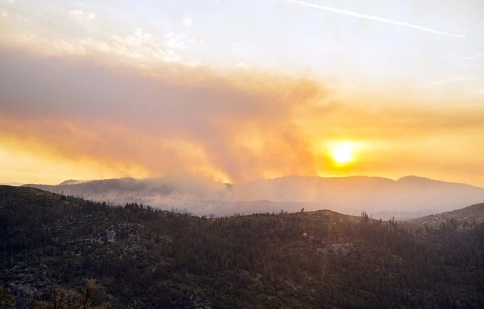 Fotografía facilitada que muestra un incendio en el valle del parque Yosemite en California (Estados Unidos). EFE/Archivo