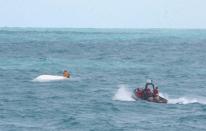 La embarcación, en la que viajaban las cinco personas, volcó en la isla Barbareta del municipio José Santos Guardiola, Islas de la Bahía, indicaron los bomberos en un informe. EFE/Archivo