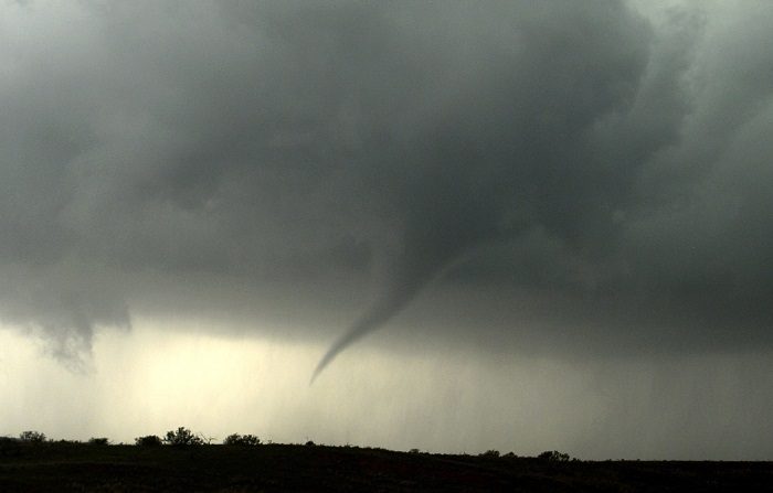 El medioeste sigue en alerta por tornados que dejaron daños "catastróficos"
Un tornado toca tierra al sur de McLean, Texas (Estados Unidos). EFE/Archivo