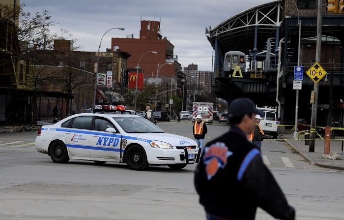 Un policía fuera de servicio y otras dos personas resultaron heridos de bala hoy en el distrito de El Bronx, en circunstancias que aún no han sido esclarecidas por las autoridades. EFE/Archivo