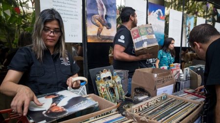 Venezolanos cambian medicinas por música de Michael Jackson o Lola Flores, así ayudan a los enfermos