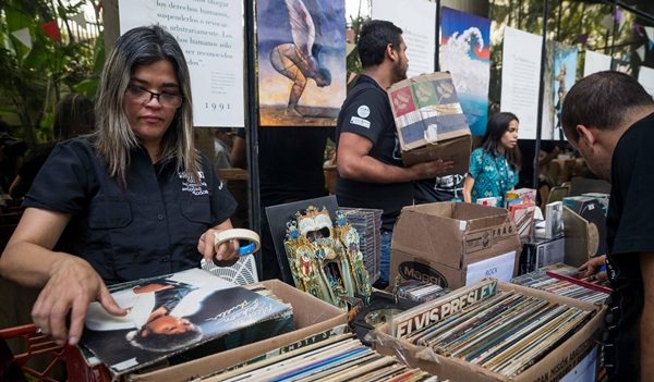 Venezolanos cambian medicinas por música de Michael Jackson o Lola Flores, así ayudan a los enfermos