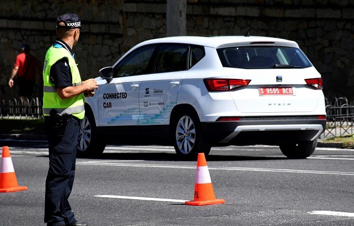 El vehículo dotado con la tecnología 5G, circula por las calles de Segovia, durante la presentación del primer caso de uso de conducción asistida a través de la red móvil en un entorno real. EFE