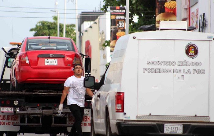 Peritos forenses trabajan en la zona donde fue asesinado el reportero Rubén Pat Cahuich, martes 24 de julio de 2018, en el centro de la localidad turística de Playa del Carmen, Quintana Roo (México), según informaron las autoridades municipales y policiales. EFE
