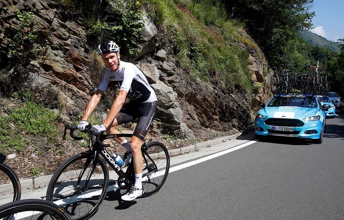 El británico Chris Froome (Sky) se ha visto envuelto al finalizar la decimoséptima etapa del Tour 2018 en un incidente con un gendarme que le ha intentado cortar el paso cuando se dirigía hacía su autobús al confundirle con un aficionado. EFE/Archivo