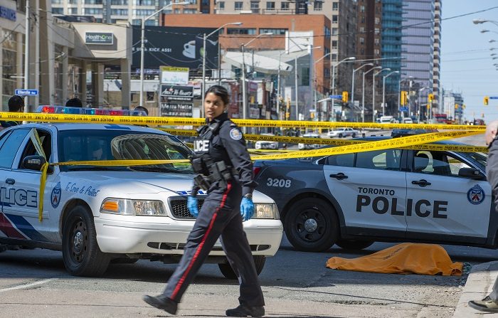 El jefe de Policía de Toronto, Mark Saunders, restó hoy credibilidad a la reivindicación del grupo terrorista Estado Islámico (EI) de la autoría del tiroteo registrado el pasado domingo en esta ciudad canadiense, que causó dos muertos y 13 heridos. EFE/ARCHIVO