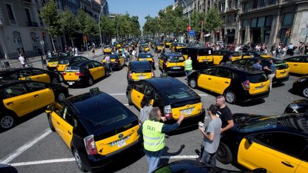 Los taxis se retiran y el tráfico vuelve a normalidad en gran parte Barcelona