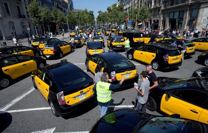 Las marchas lentas de taxis que esta tarde han dificultado el tráfico en Barcelona y el acceso desde el aeropuerto se han retirado y la Guardia Urbana ha abierto de nuevo al tráfico en las principales vías, aunque aún afecta un tramo de la Gran Vía, a causa de una asamblea de taxistas. EFE